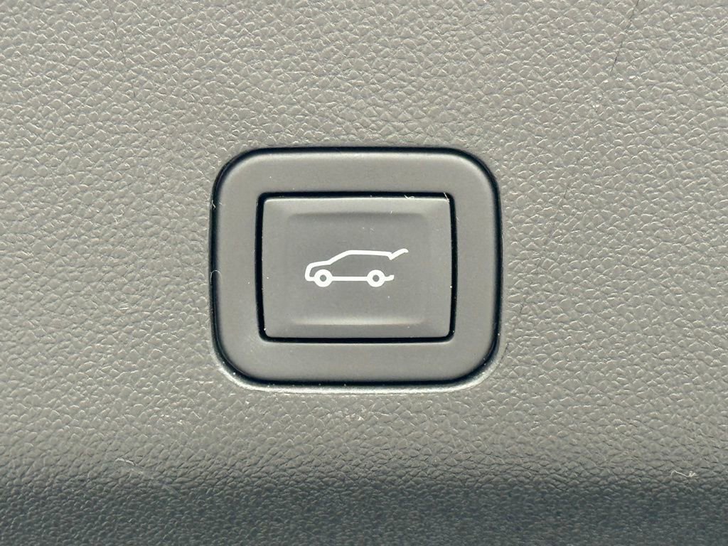 Used 2023 GMC Yukon Denali Ultimate w/ LPO, Floor Liner Package AWD/4WD image 15