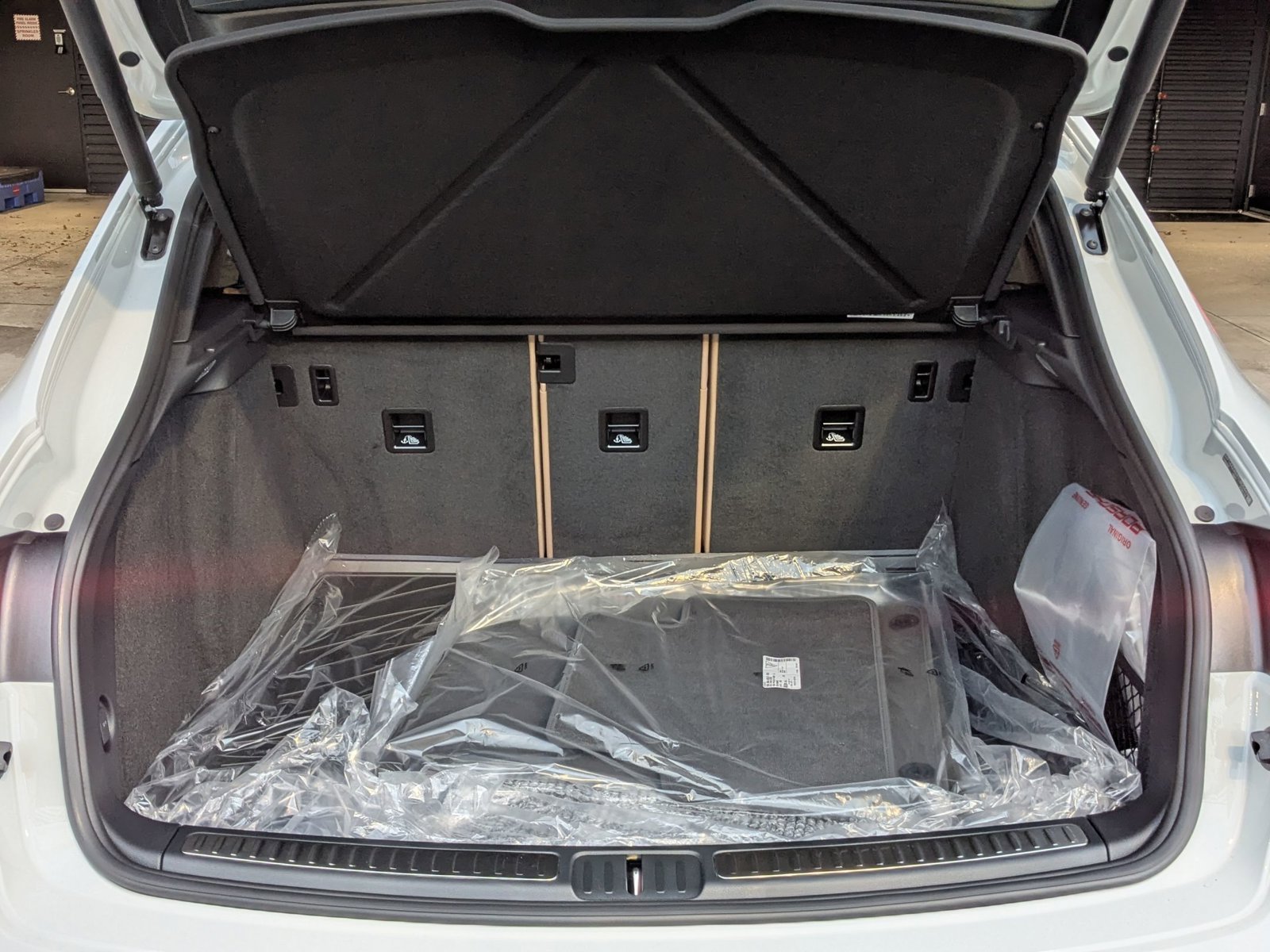 Certified 2026 Porsche Macan AWD/4WD image 24