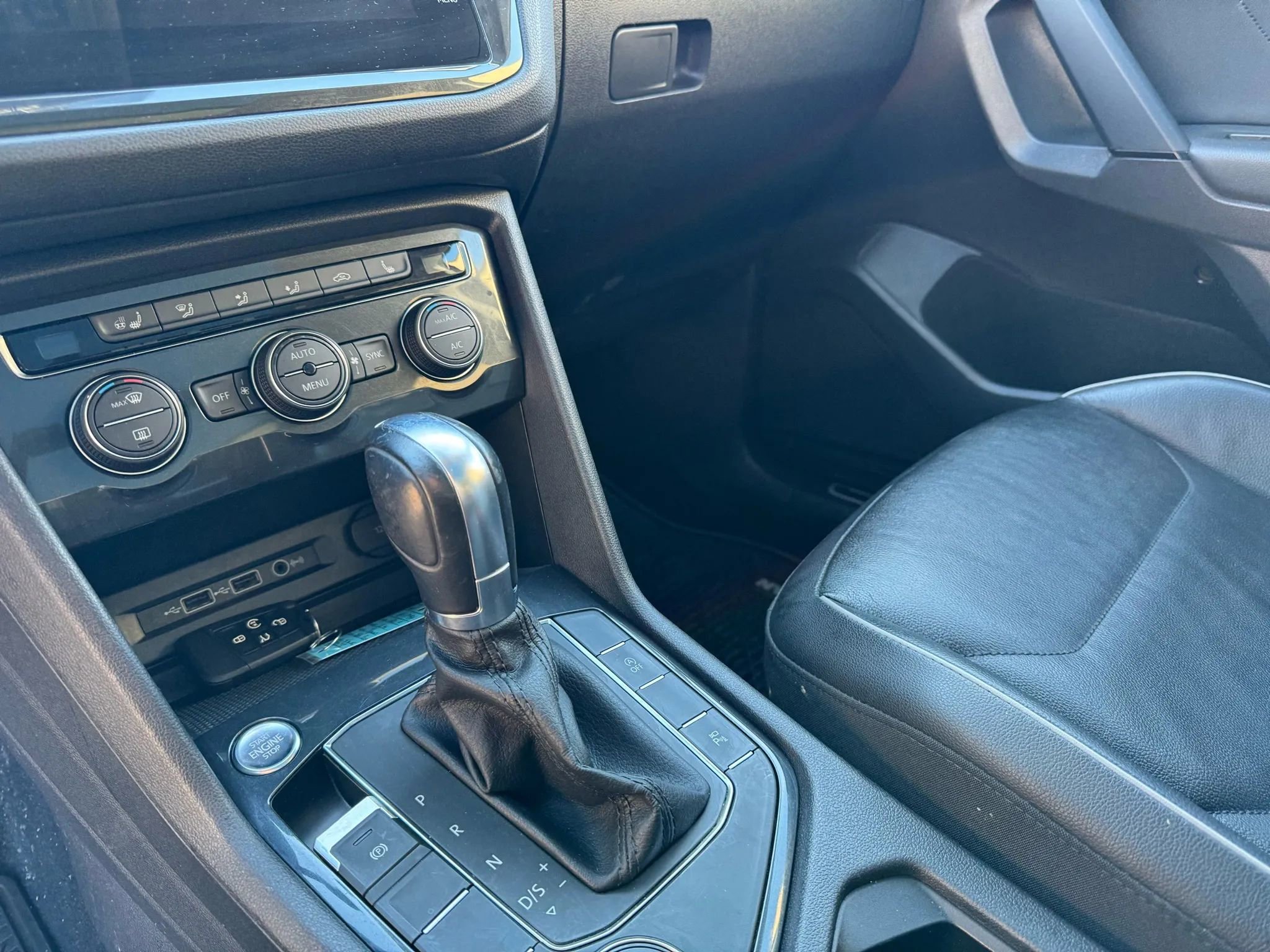 Used 2019 Volkswagen Tiguan SEL Premium w/ 3rd Row Seat Package image 24