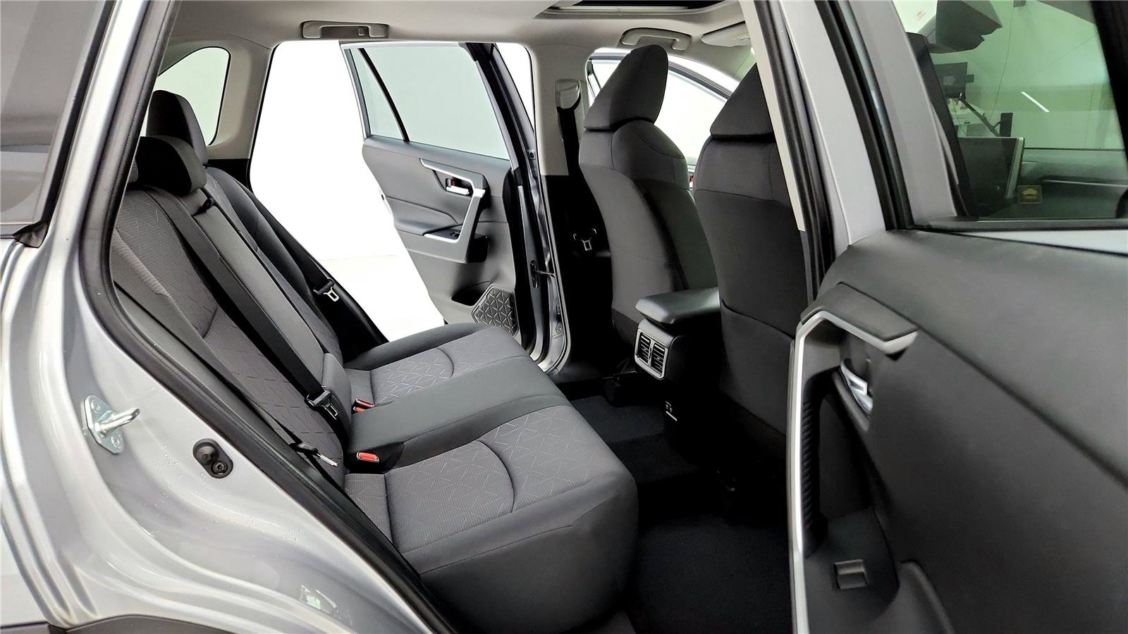 Used 2020 Toyota RAV4 XLE w/ Convenience Package image 18