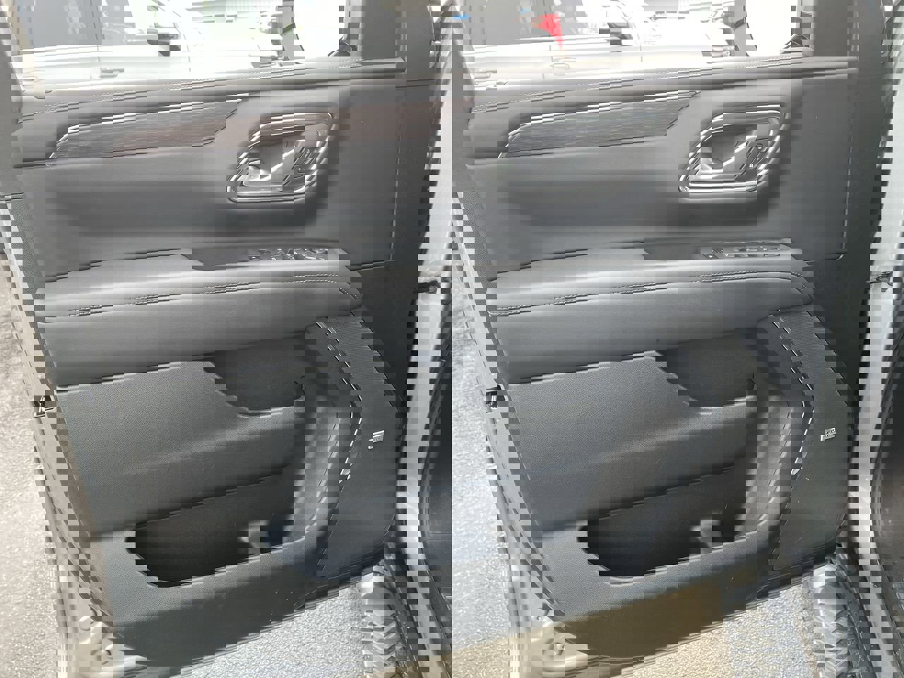 Used 2024 Chevrolet Suburban Z71 w/ Luxury Package image 23