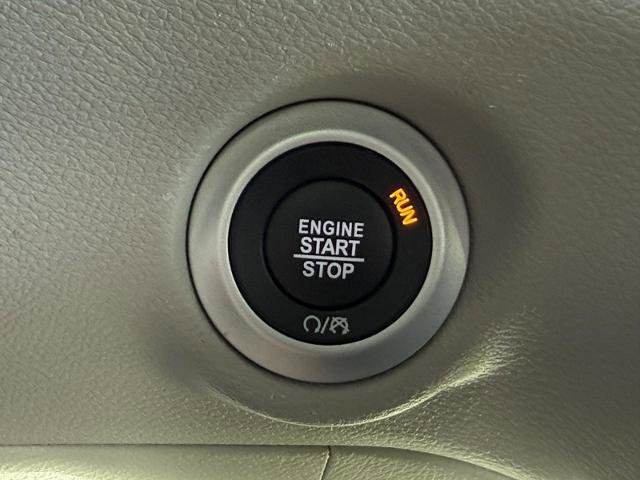 Used 2024 Chrysler Pacifica Touring-L FWD image 16