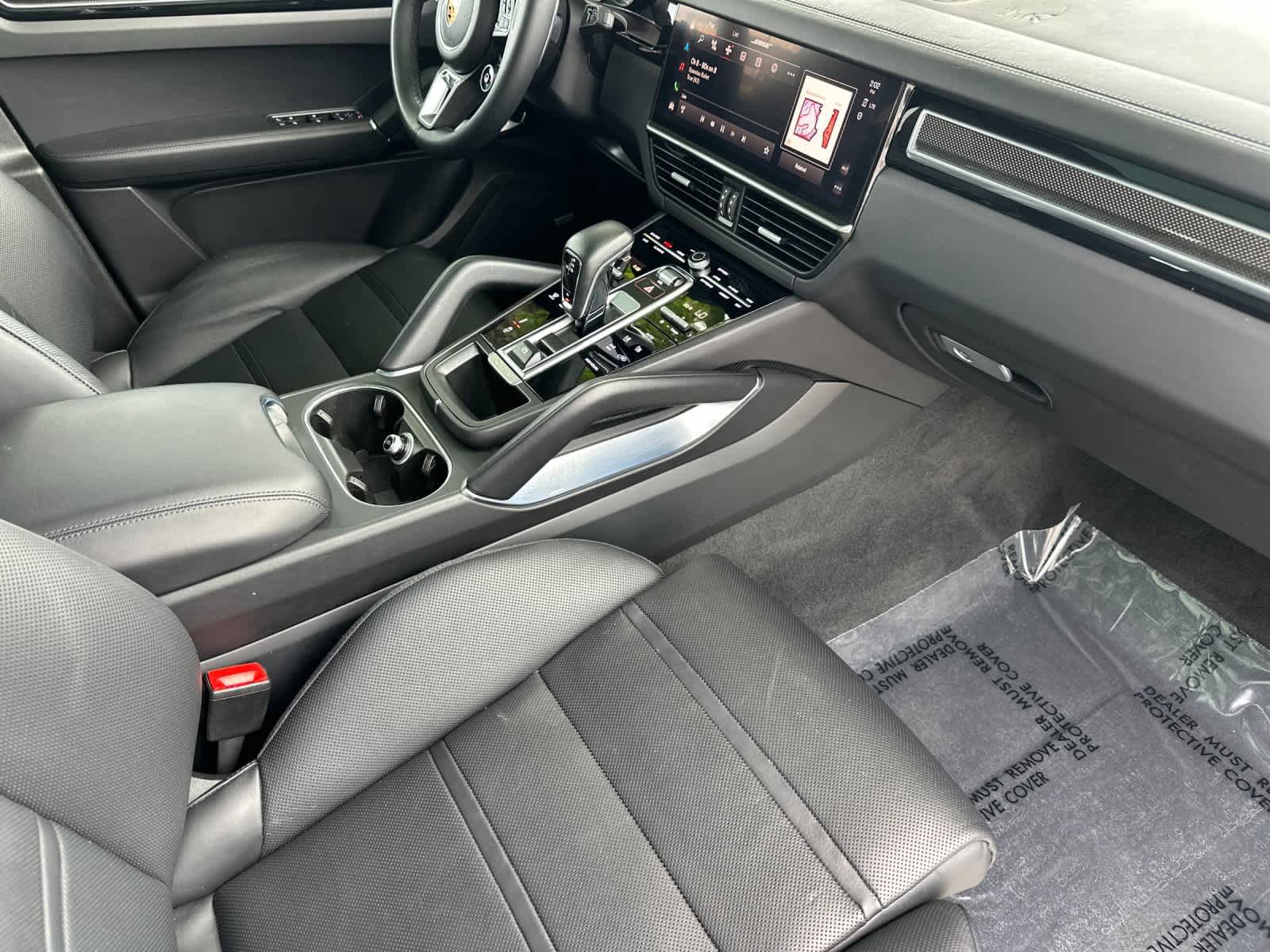 Certified 2022 Porsche Cayenne Turbo S AWD/4WD image 17