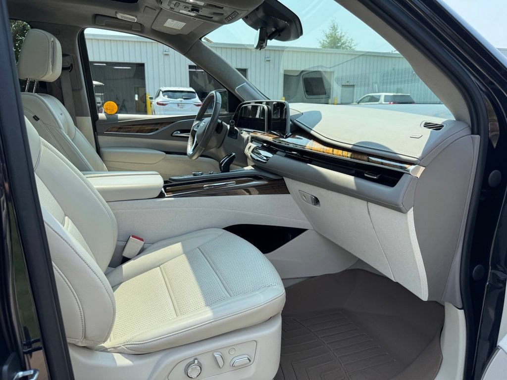 Certified 2023 Cadillac Escalade Premium Luxury Platinum w/ Heavy-Duty Trailer Package AWD/4WD image 35