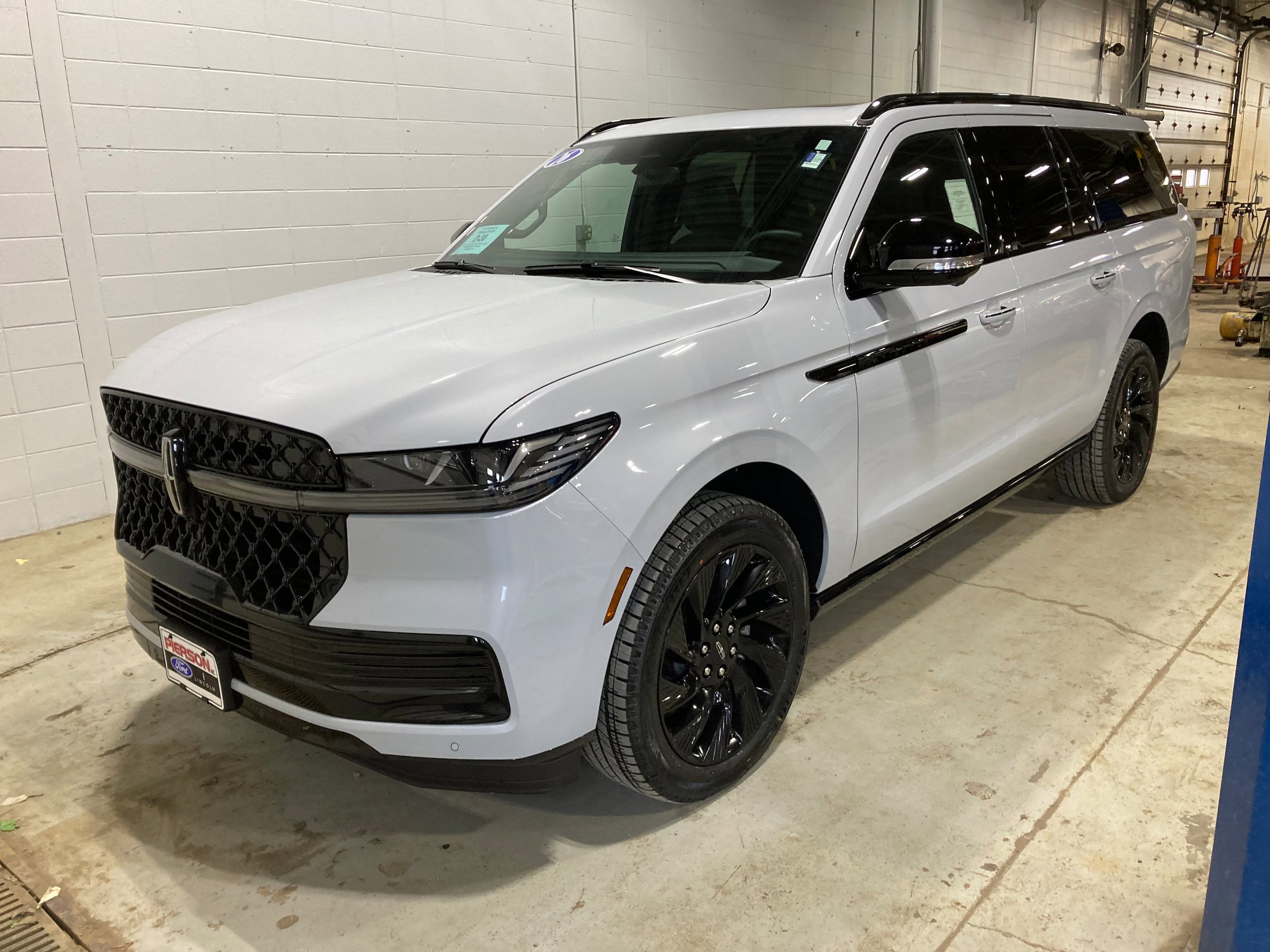 Used 2026 Lincoln Navigator L Reserve AWD/4WD image 1