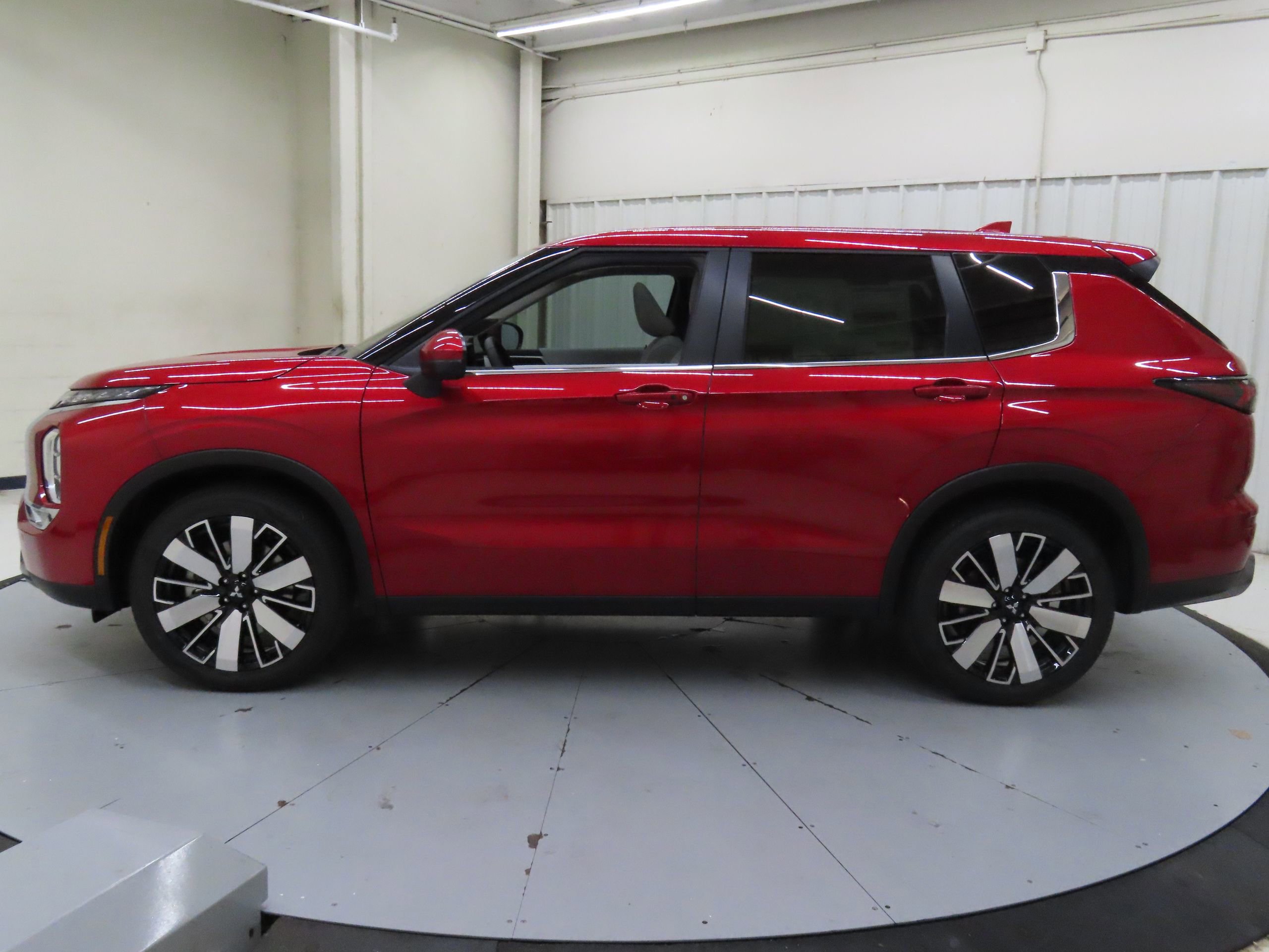 New 2025 Mitsubishi Outlander SE image 6