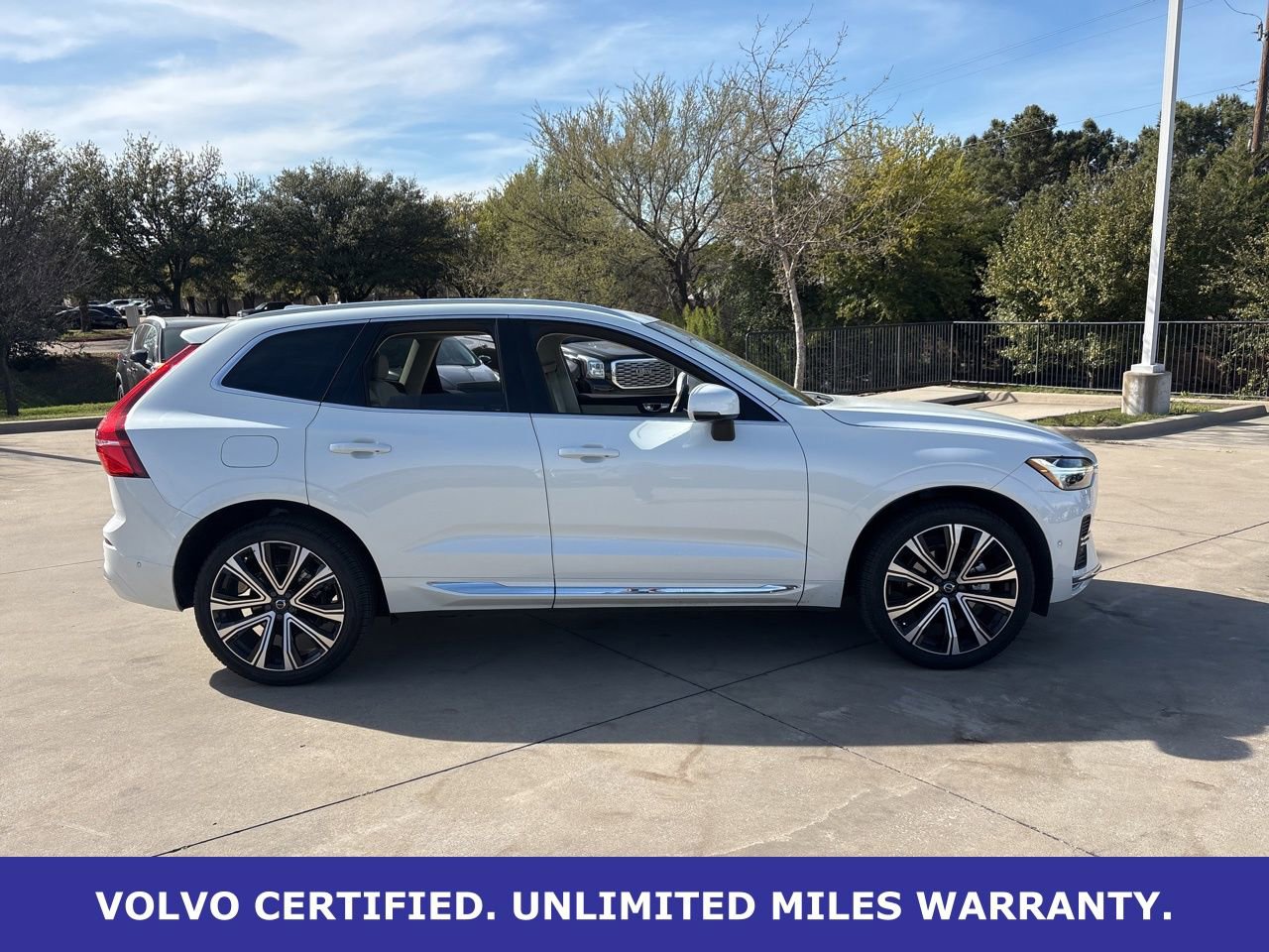 Used 2023 Volvo XC60 B5 Ultimate w/ Climate Package image 4