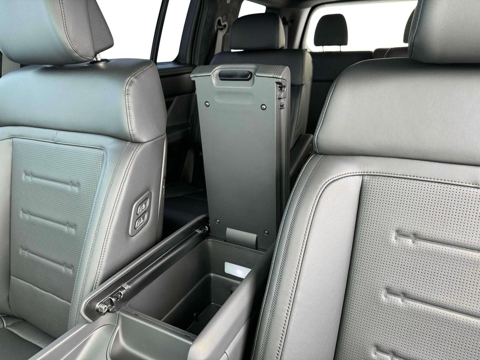 Used 2025 Hyundai Santa Fe Calligraphy image 11