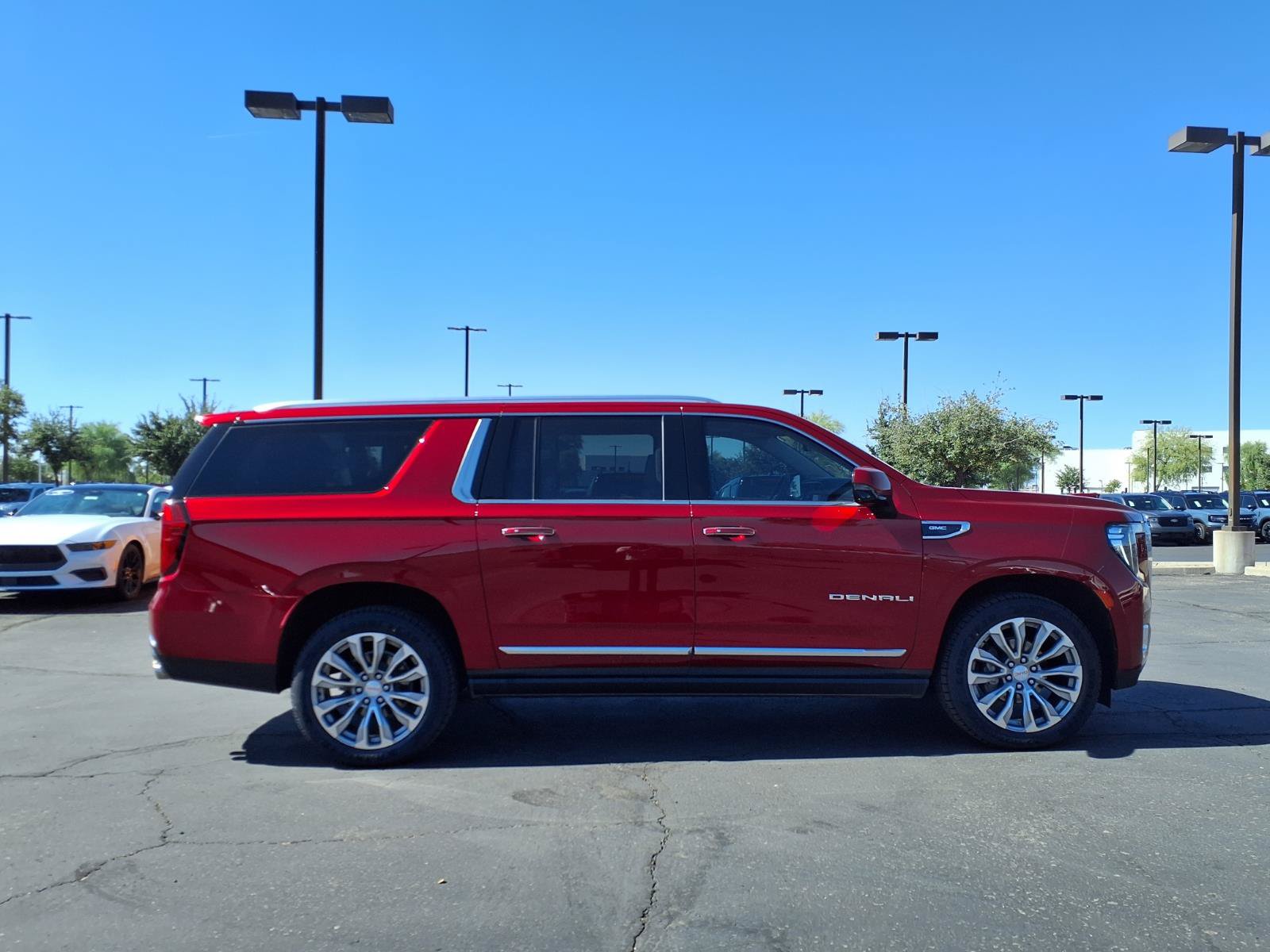 Used 2021 GMC Yukon XL Denali w/ Denali Premium Package AWD/4WD image 7