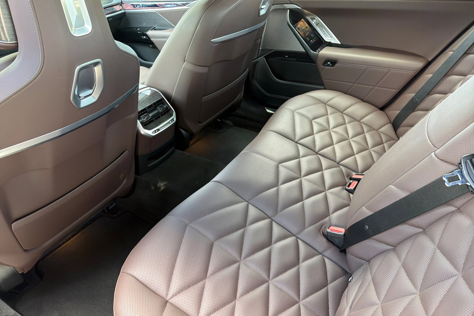 Used 2024 BMW 740i w/ Premium Package 2 RWD image 15