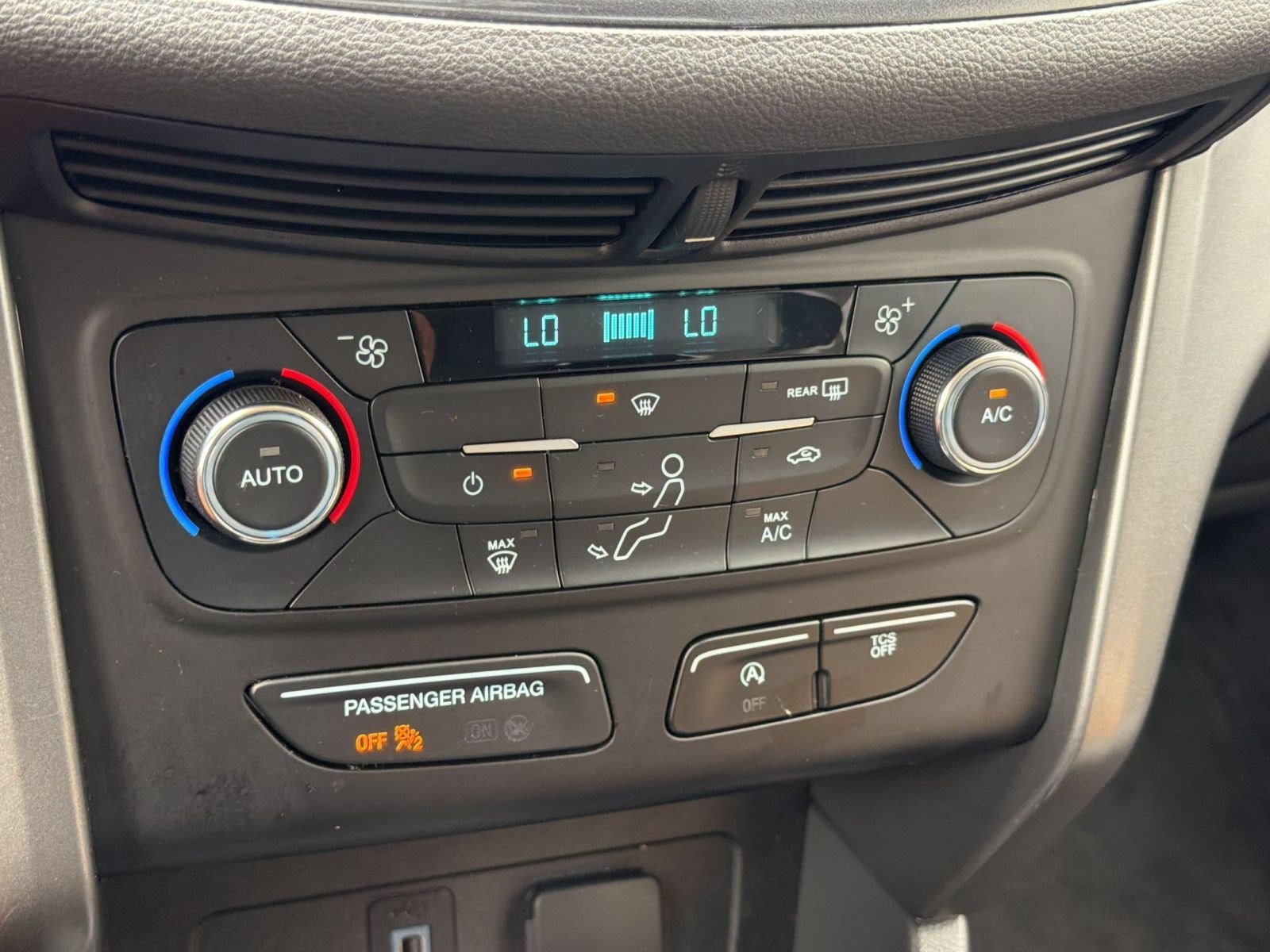 Used 2017 Ford Escape SE w/ Equipment Group 201A FWD image 17