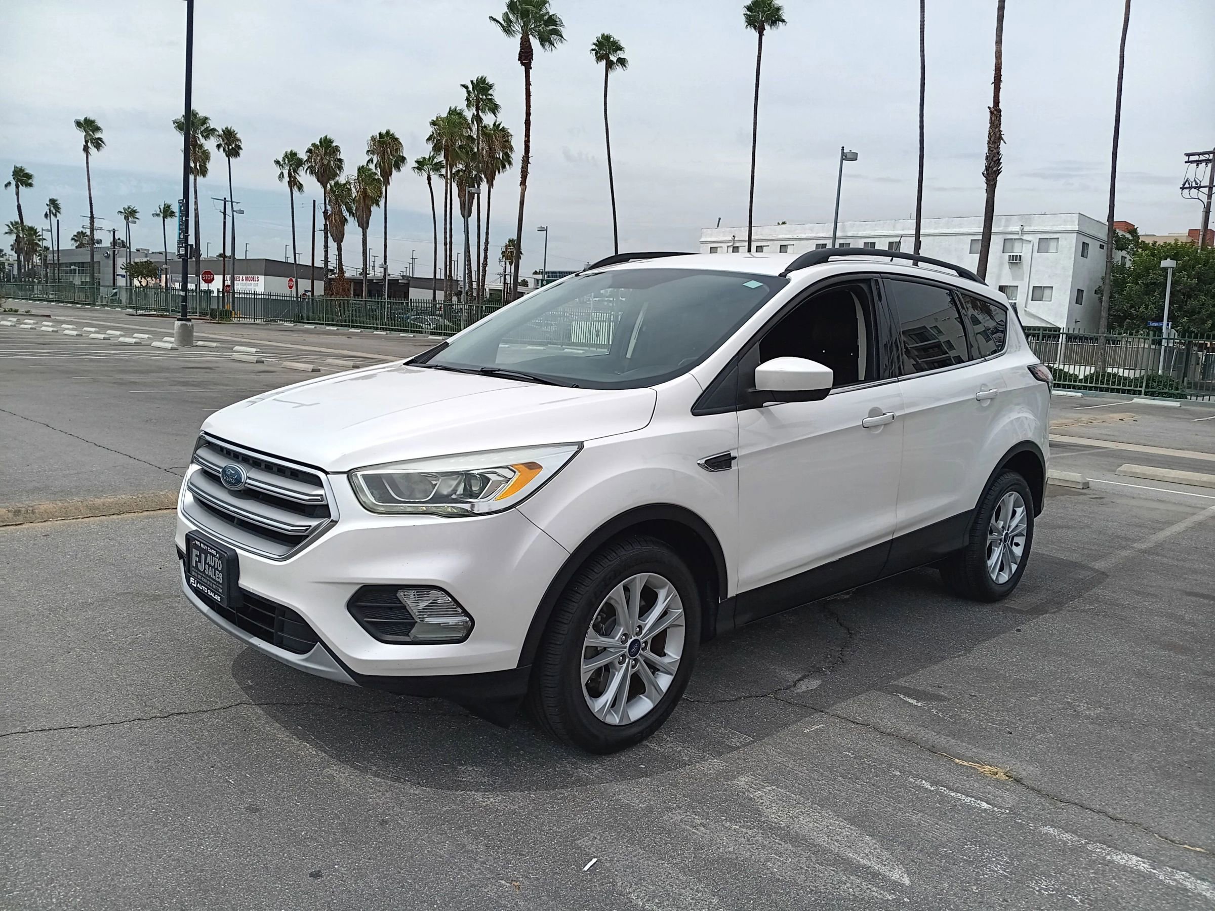 Used 2017 Ford Escape SE w/ SE Leather Comfort Package image 3