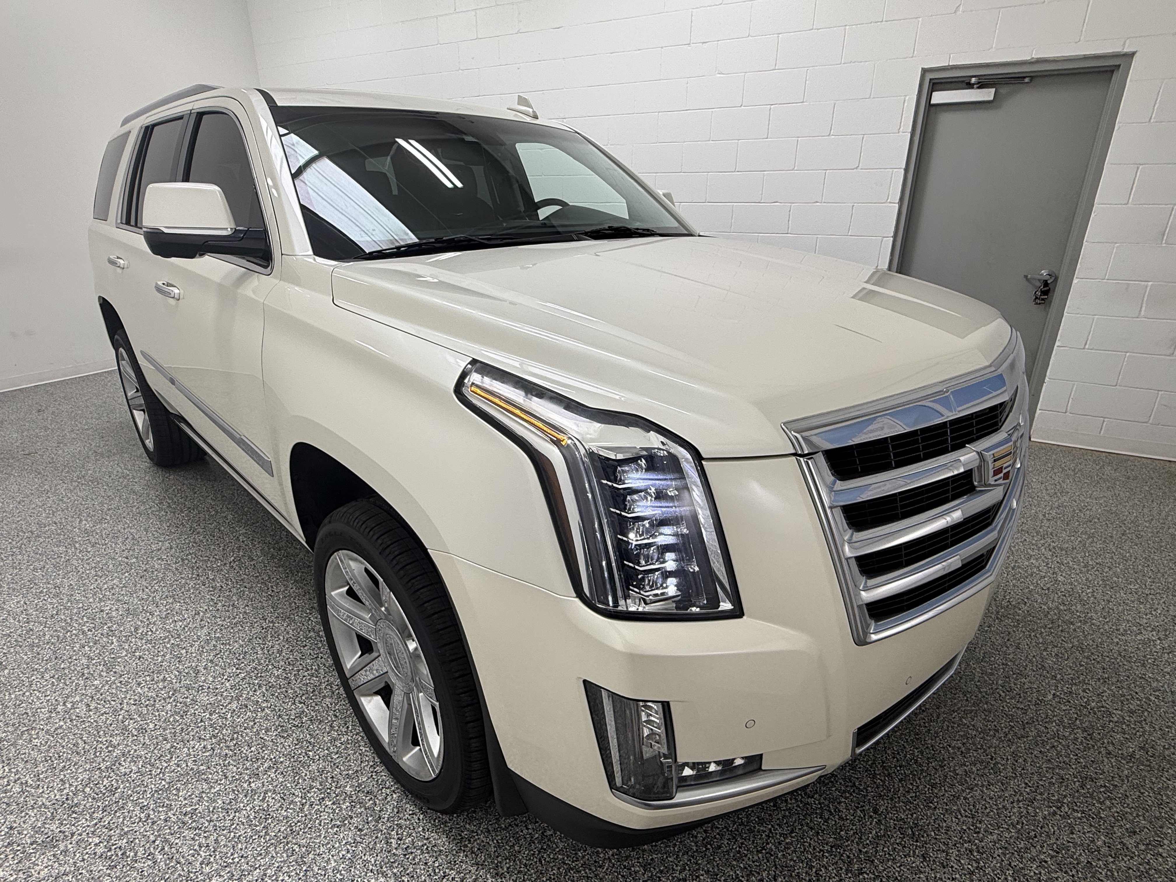 Used 2015 Cadillac Escalade Premium AWD/4WD image 3