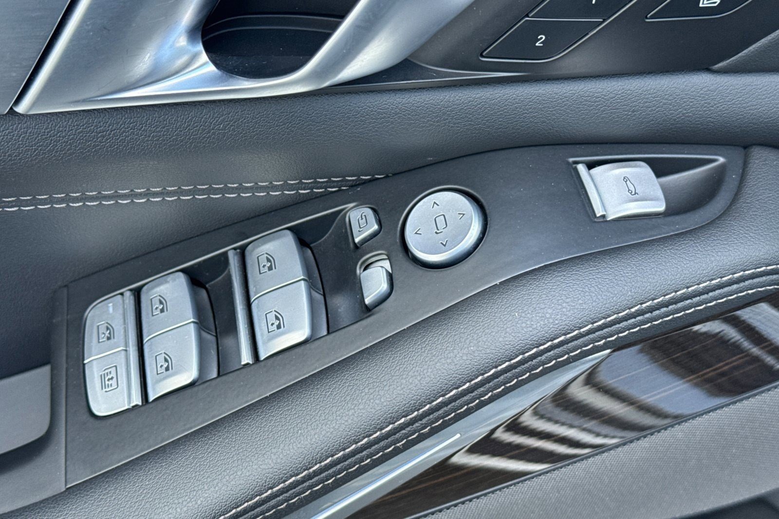 Used 2024 BMW X7 xDrive40i w/ Premium Package image 13