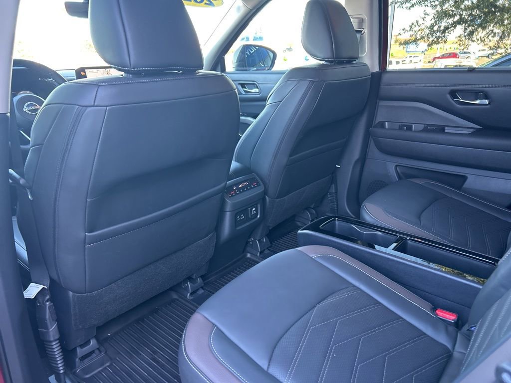 Used 2024 Nissan Pathfinder Platinum image 27