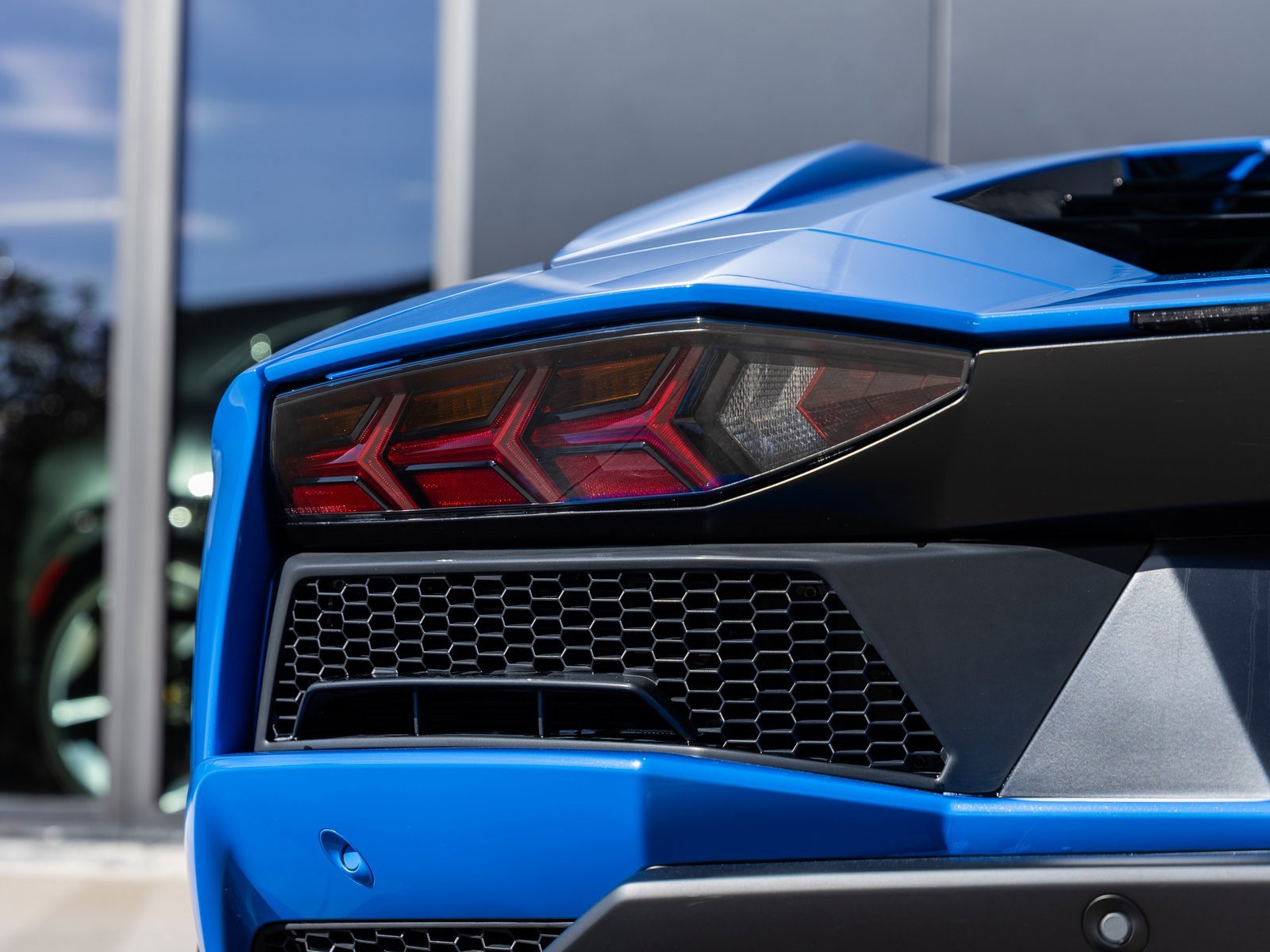 Used 2018 Lamborghini Aventador S image 13