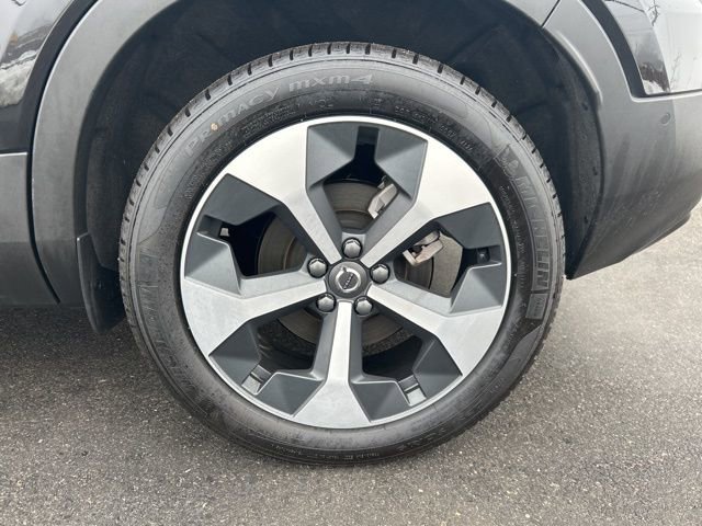 Certified 2025 Volvo XC40 B5 Plus image 9