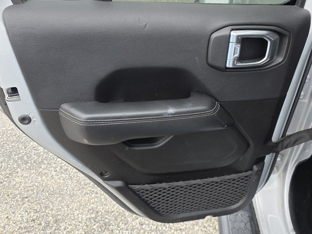 Used 2023 Jeep Wrangler Unlimited Sahara AWD/4WD image 38