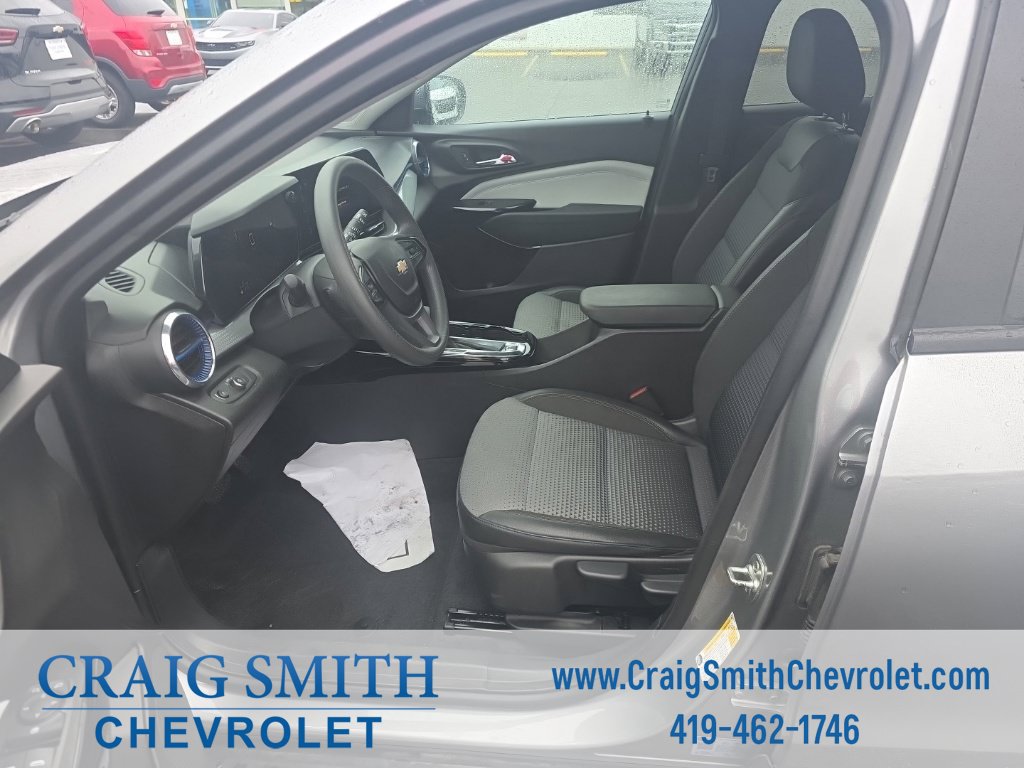 Used 2025 Chevrolet Trax LT FWD image 11