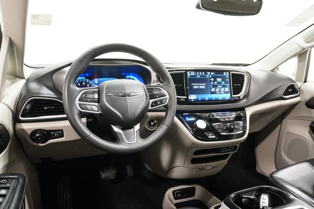 Certified 2023 Chrysler Pacifica Touring-L image 13