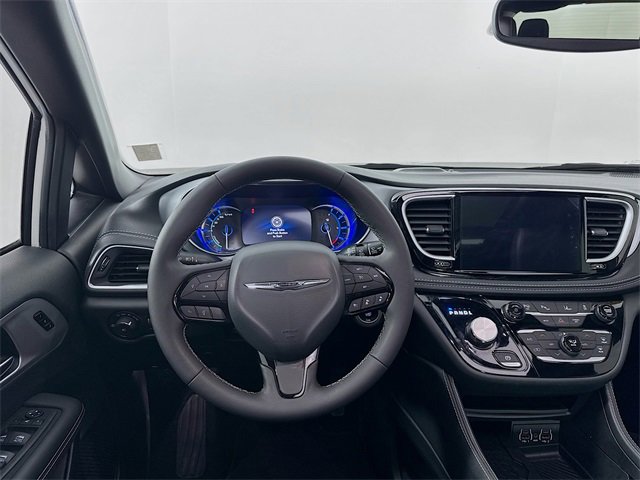 Used 2025 Chrysler Pacifica Premium image 23