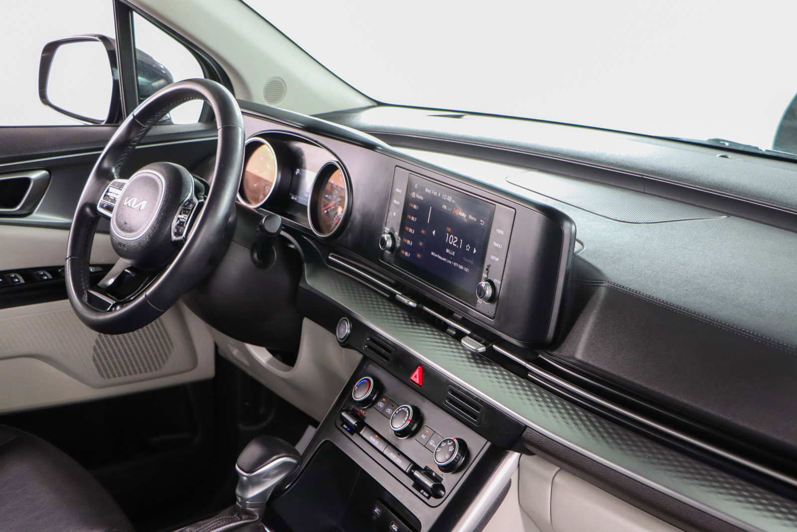 Used 2024 Kia Carnival LX image 26