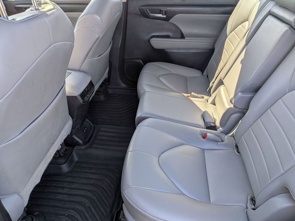 Used 2022 Toyota Highlander XLE AWD/4WD image 32