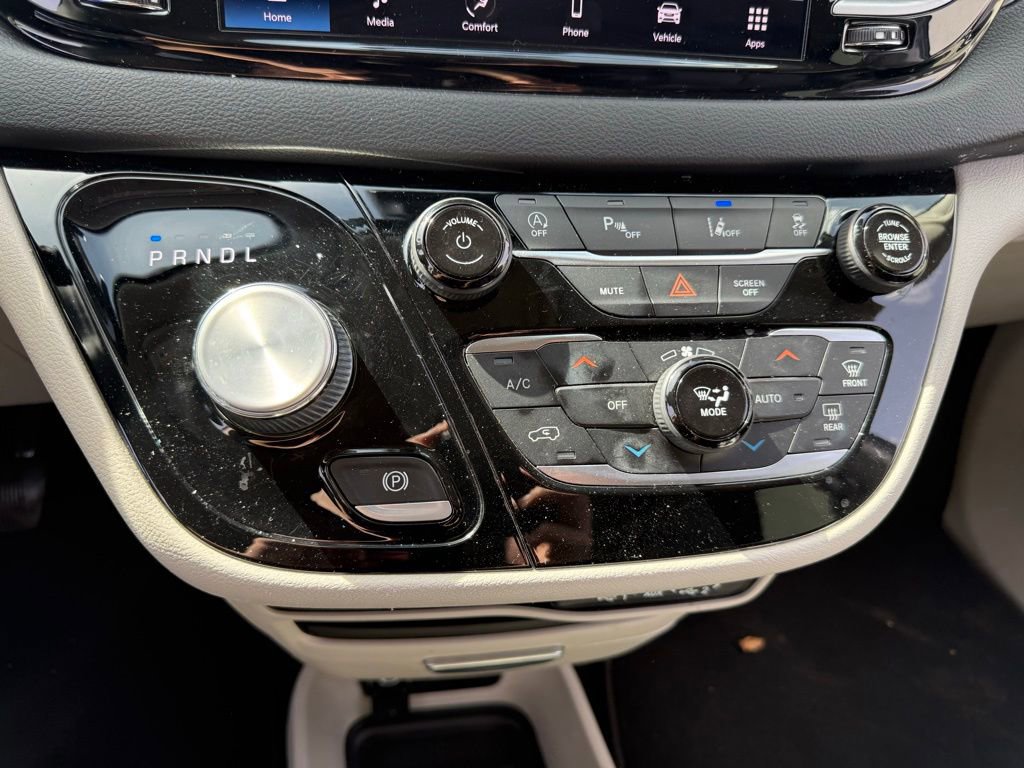 Used 2023 Chrysler Pacifica Touring-L FWD image 13