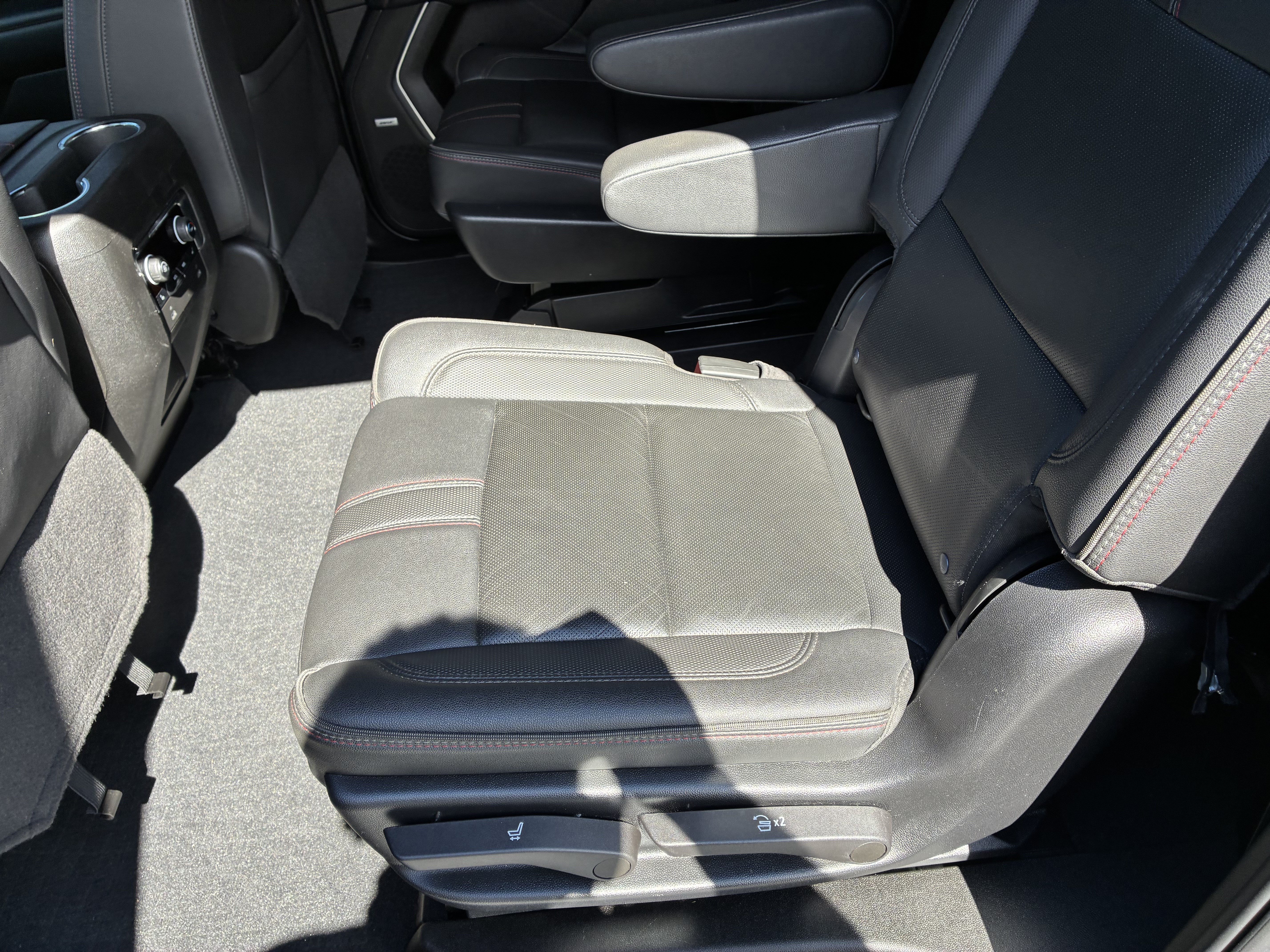Used 2022 Chevrolet Suburban RST w/ Luxury Package RWD image 13