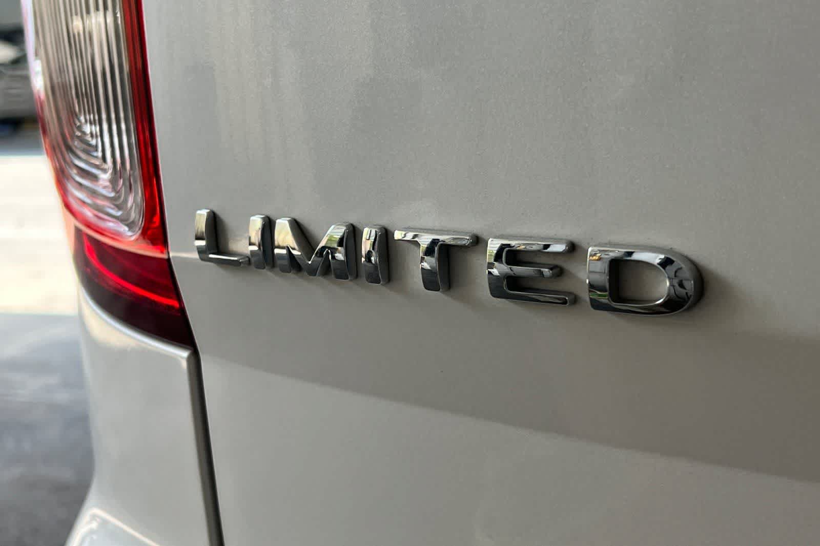 Used 2014 Ford Explorer Limited w/ Equipment Group 301A FWD image 17