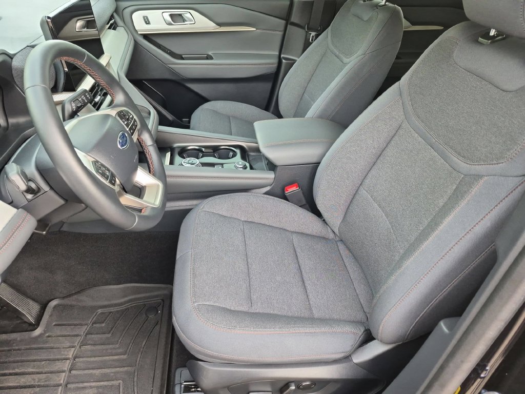 Used 2025 Ford Explorer Active AWD/4WD image 18