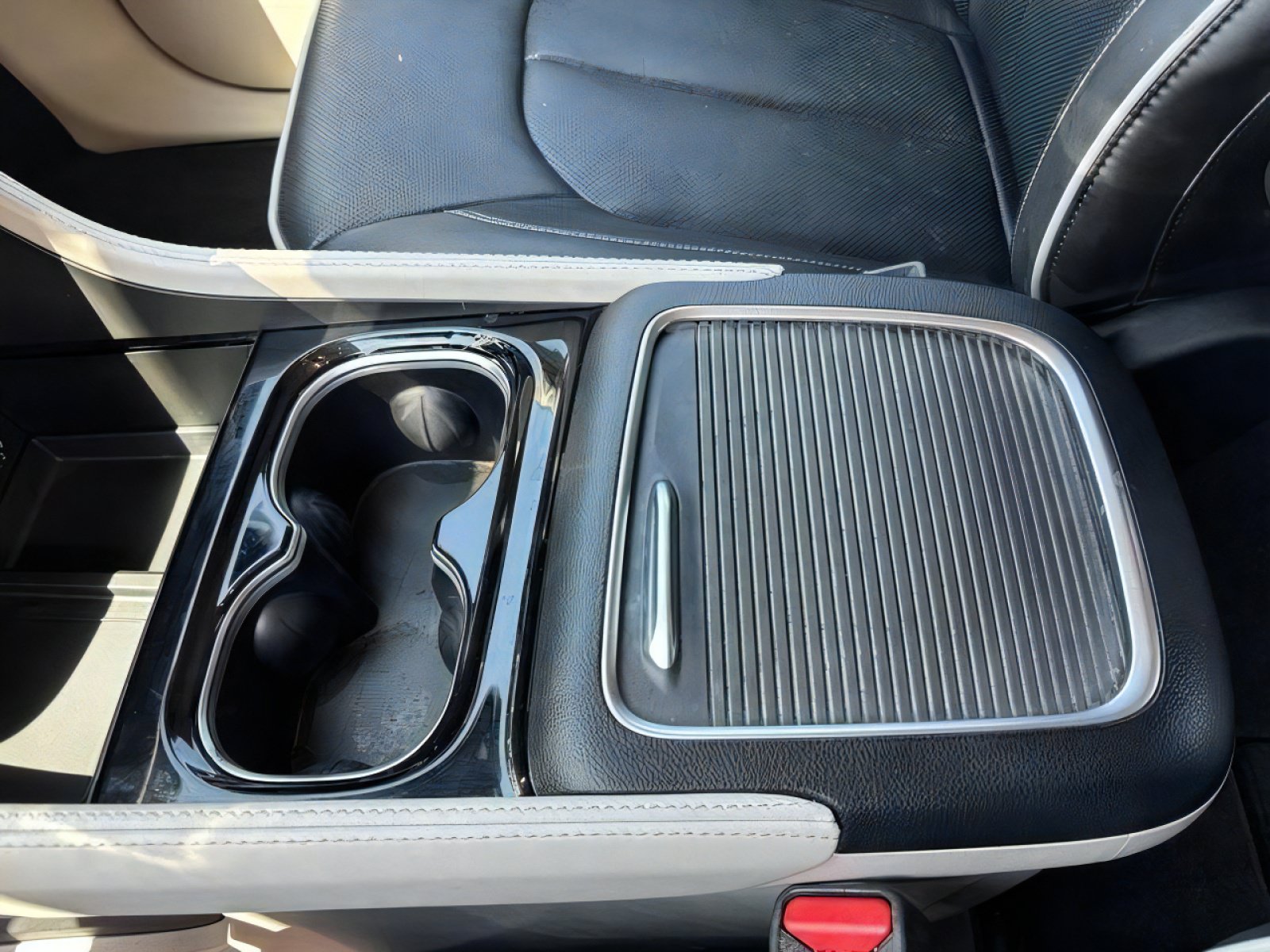 Used 2022 Chrysler Pacifica Limited w/ Uconnect Theater Family Group AWD/4WD image 16