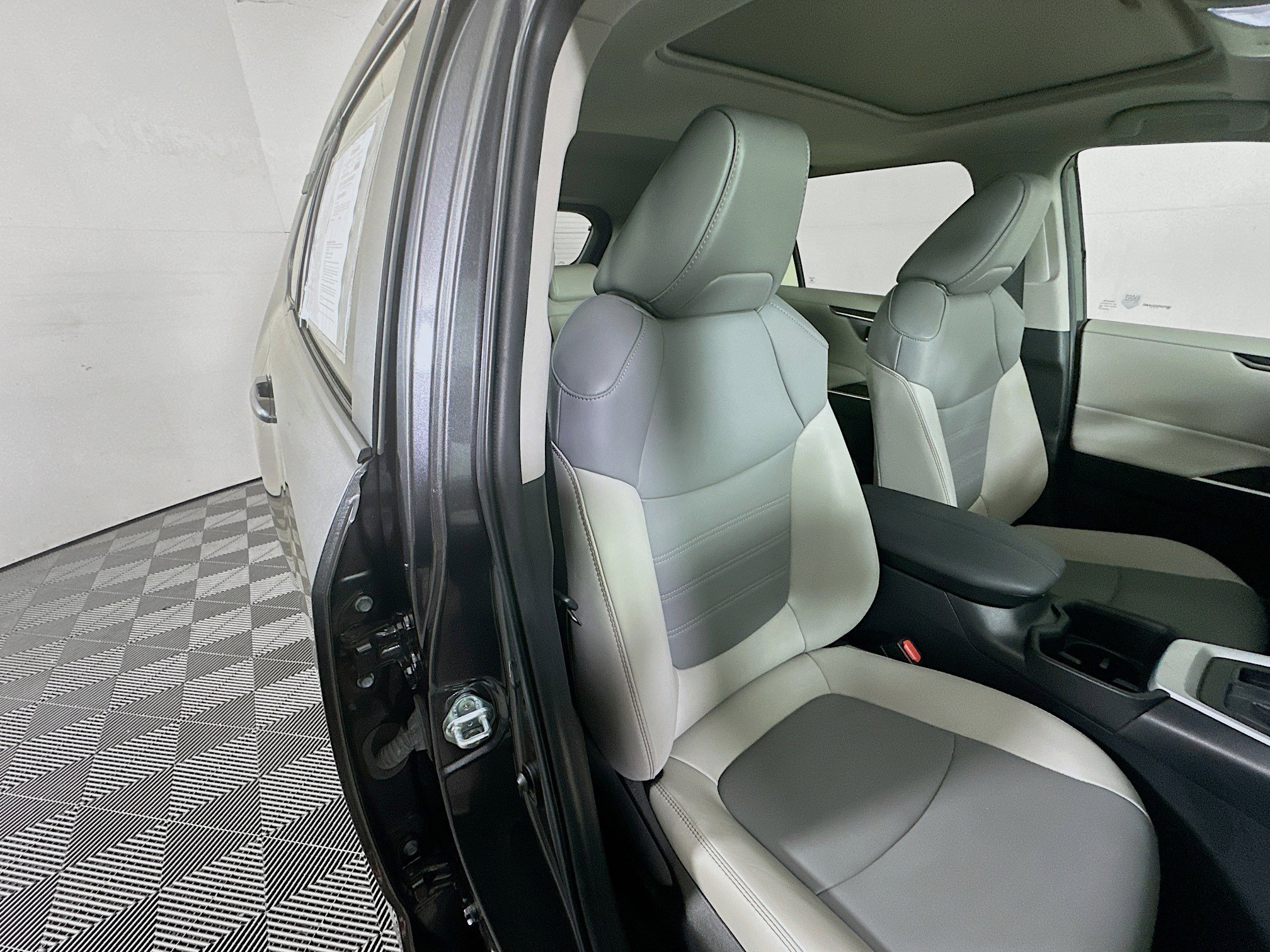 Used 2023 Toyota RAV4 XLE Premium image 28