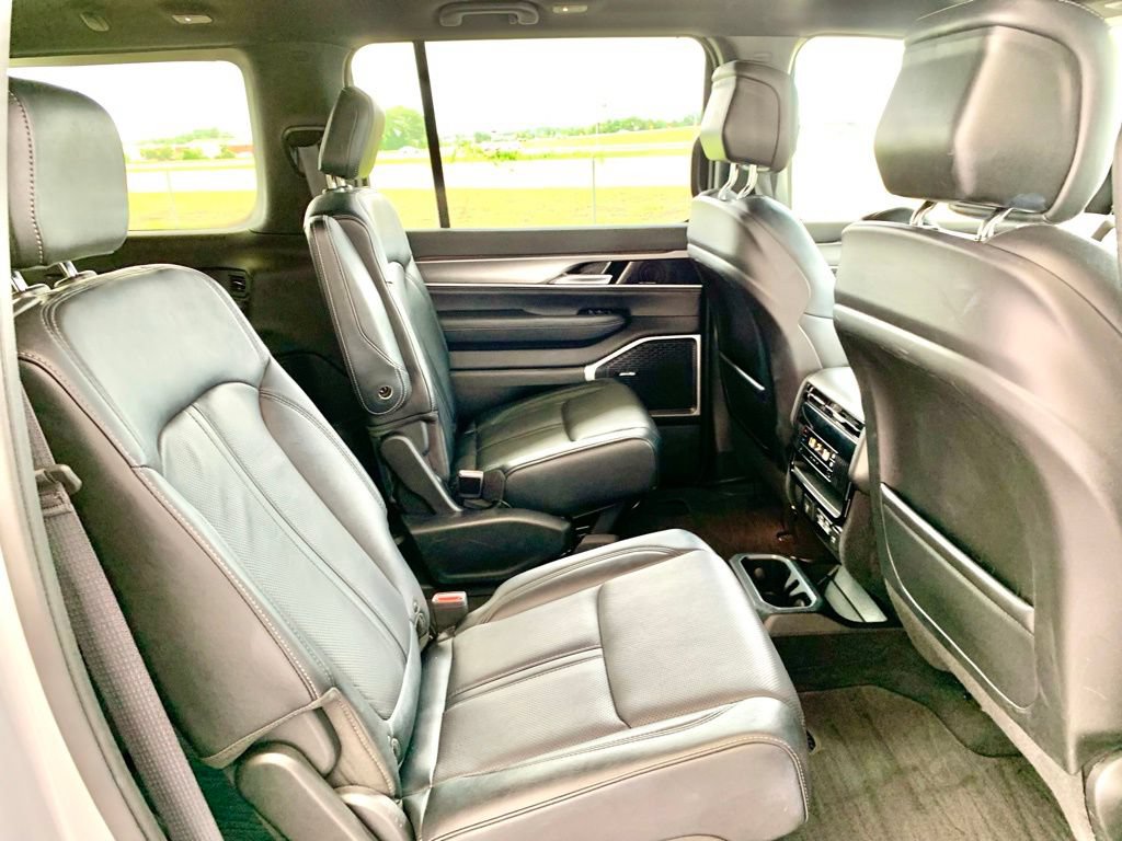 Used 2025 Jeep Wagoneer L Series II AWD/4WD image 28