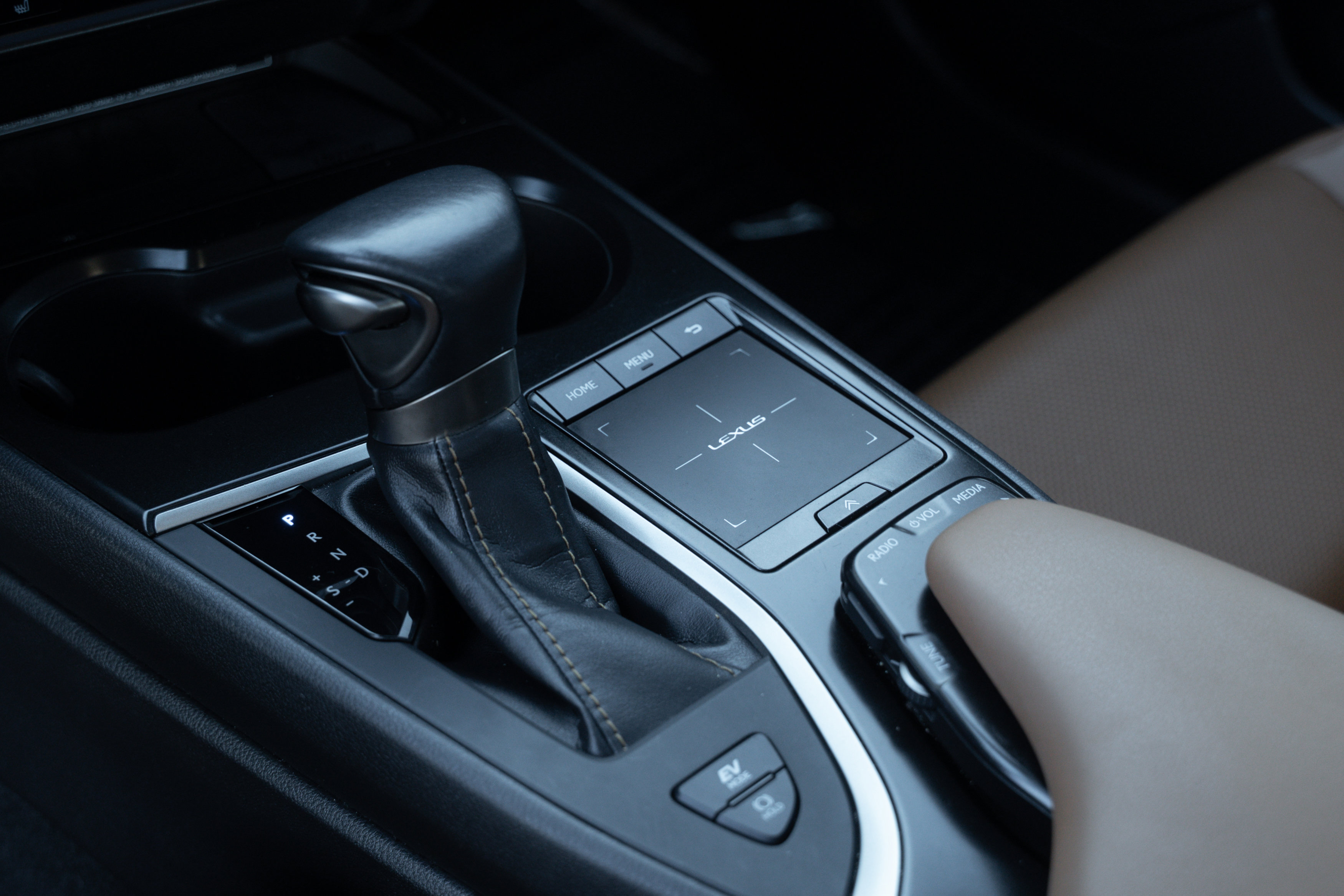 Used 2020 Lexus UX 250h w/ Premium Package image 16