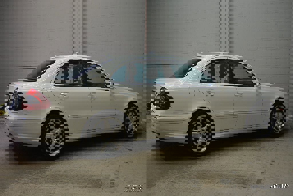 Used 2009 Mercedes-Benz E 550 Sedan image 31