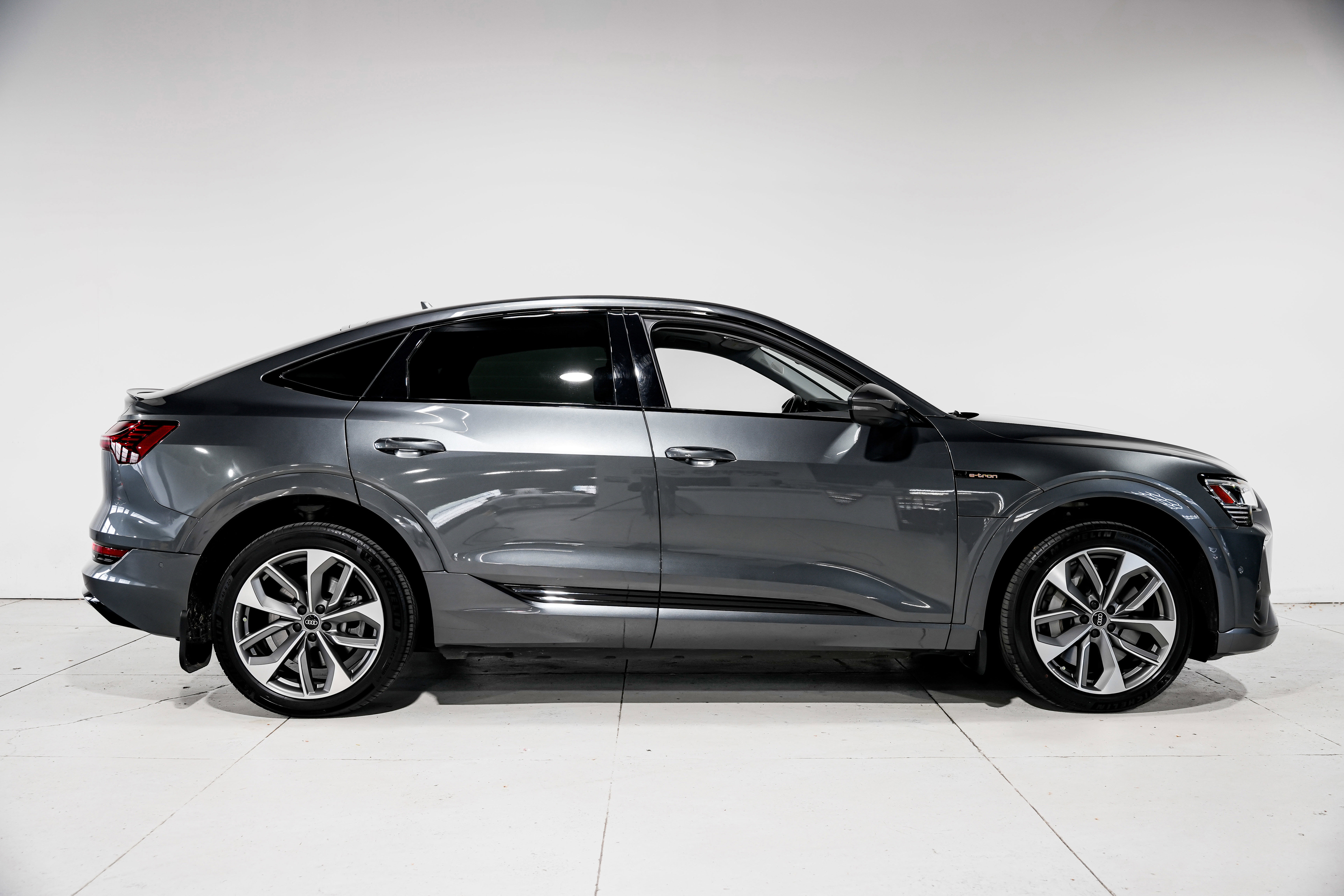 Used 2021 Audi e-tron Premium Plus w/ Premium Plus Package AWD/4WD image 2