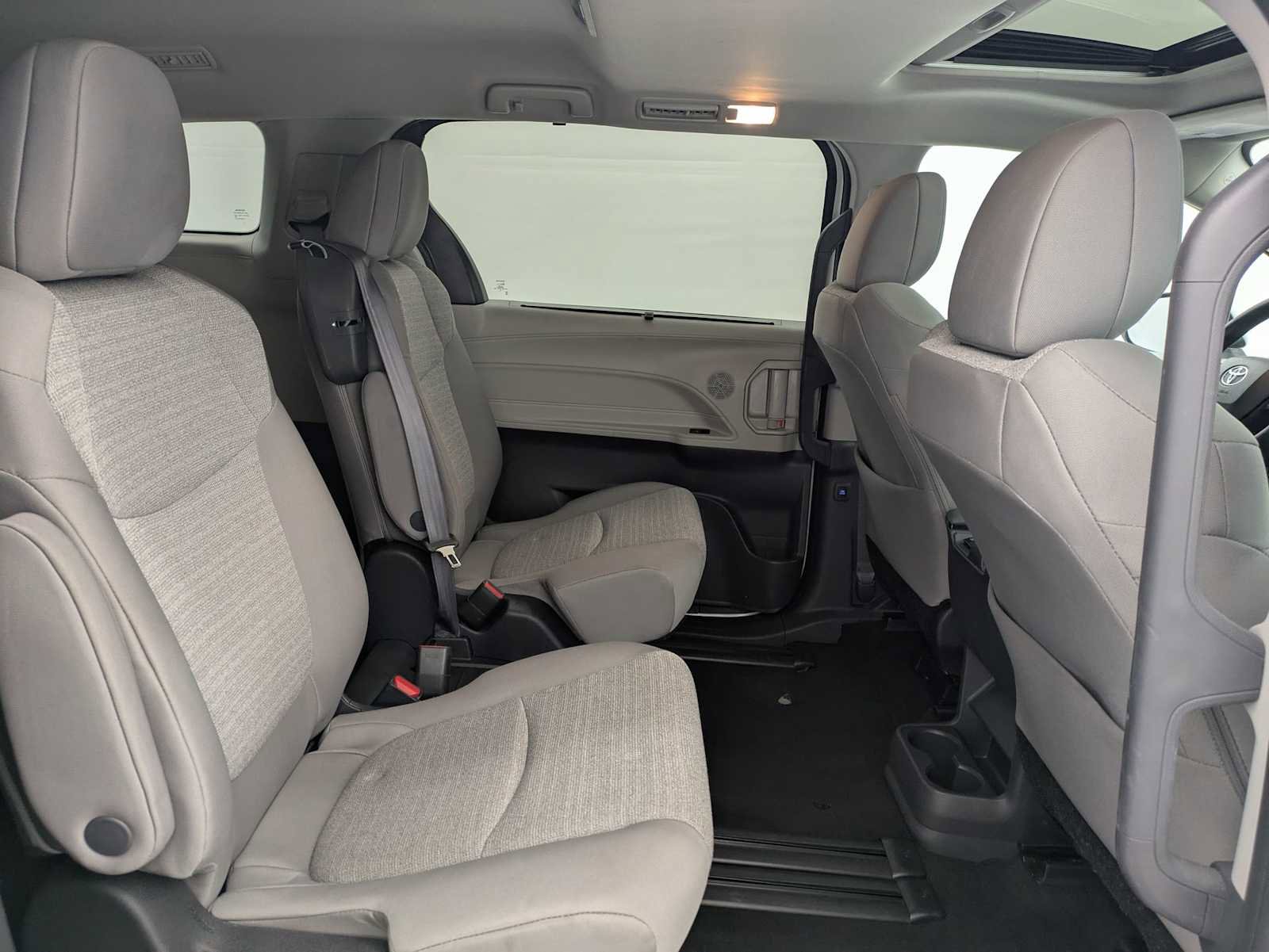 Used 2024 Toyota Sienna LE w/ LE Plus Package FWD image 21