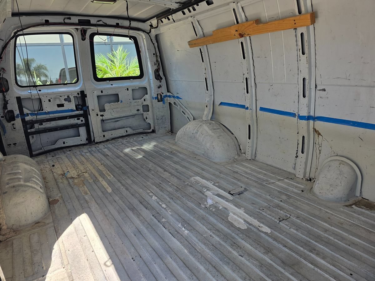 Used 2014 Chevrolet Express 2500 Extended RWD image 15