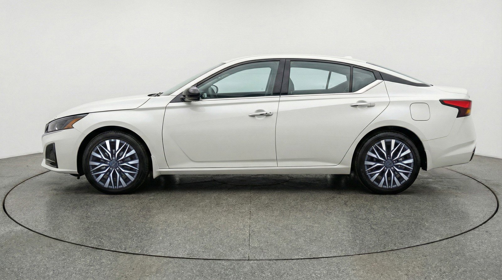 Used 2025 Nissan Altima 2.5 SV image 5