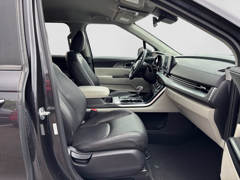 Used 2024 Kia Carnival LX FWD image 15