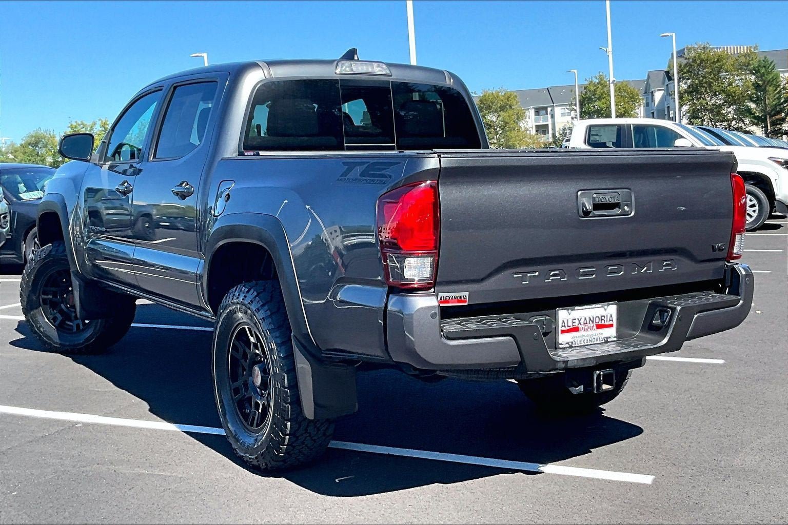 Used 2018 Toyota Tacoma TRD Off-Road w/ Technology Package AWD/4WD image 10