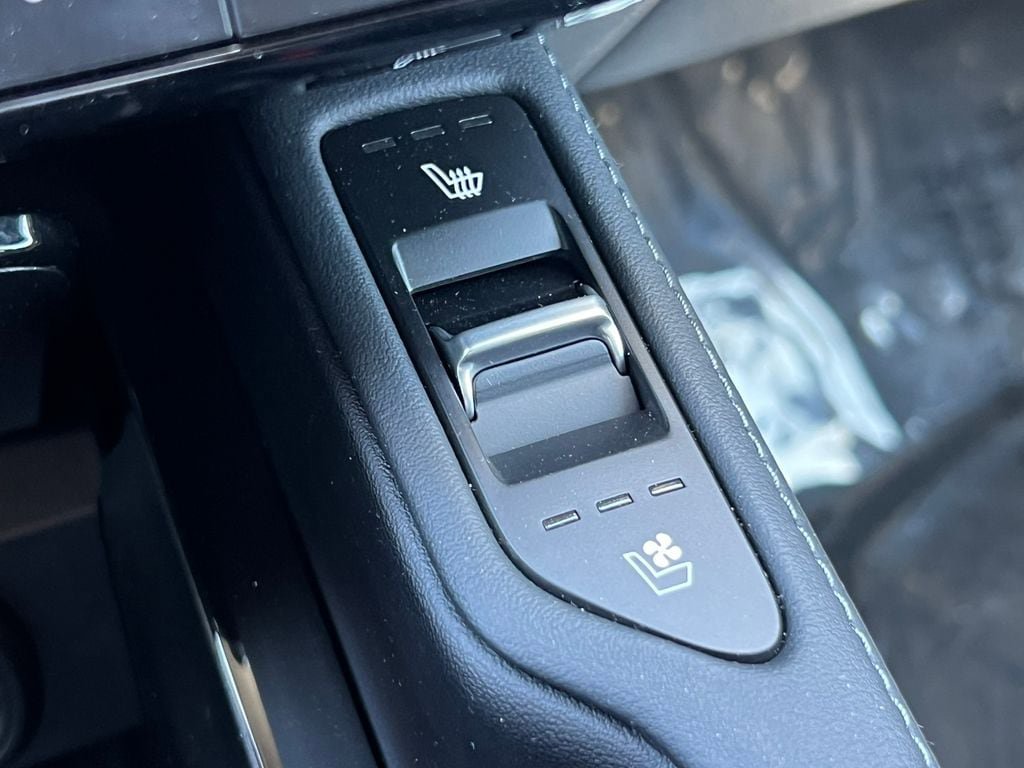 Used 2024 Kia Telluride EX w/ EX Captain's Chair Package FWD image 26