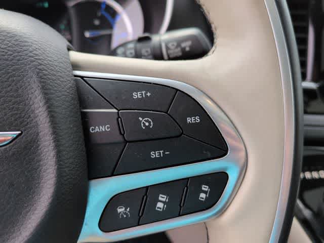 Used 2020 Chrysler Pacifica Limited w/ Advanced Safetytec Group FWD image 26