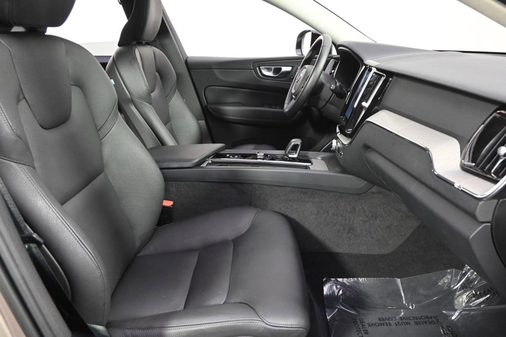 Used 2025 Volvo XC60 B5 Plus image 16