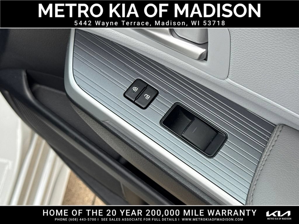 Used 2025 Toyota Sienna XLE AWD/4WD image 50