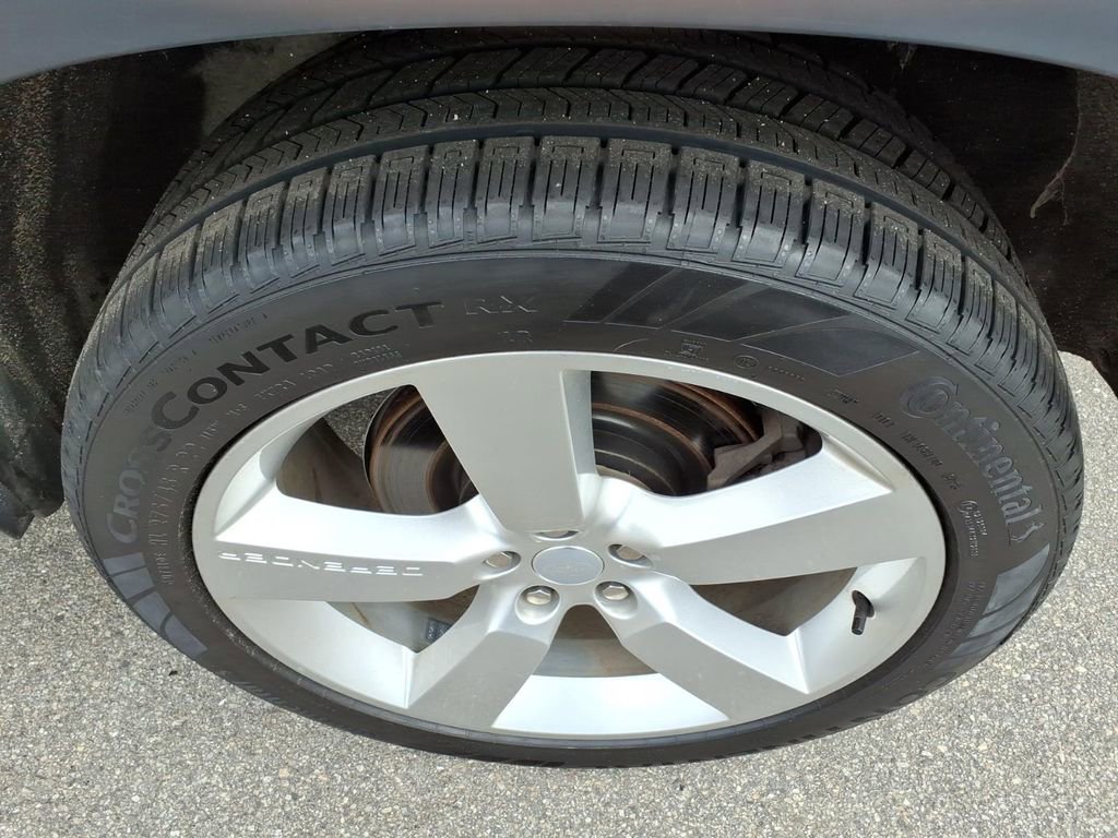 Used 2023 Land Rover Defender 110 SE image 10