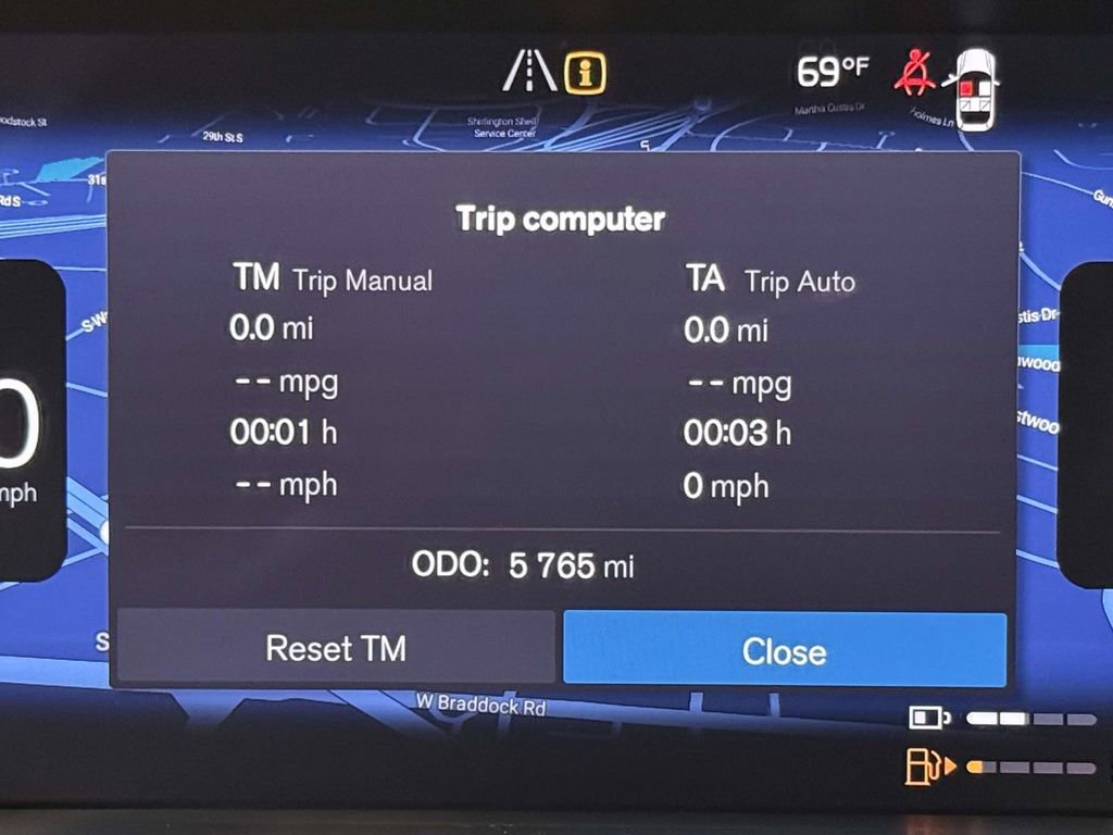 Used 2025 Volvo XC60 T8 Plus w/ Climate Package image 5