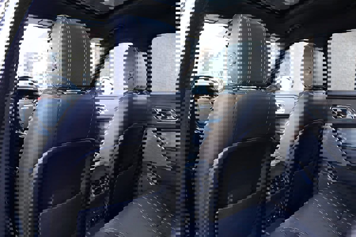 Used 2018 Land Rover Range Rover Velar R-Dynamic SE image 38