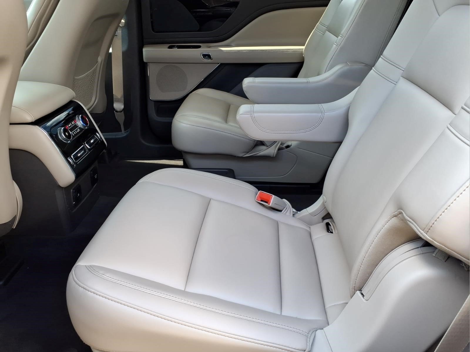 Certified 2024 Lincoln Aviator AWD w/ Premium Package image 17